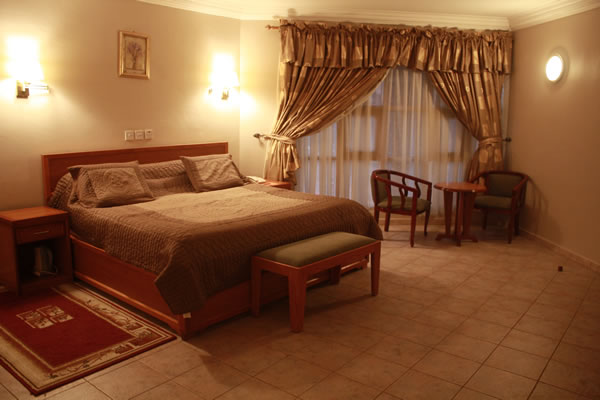 /web/uploads/116/Welcome Centre Hotels/room-photos/Business Suite  /Business-Suite-Bedroom.jpg